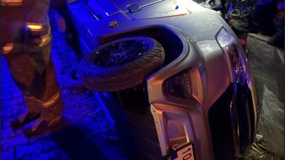 Balıkesir’in Bandırma ilçesinde kontrolden çıkan araç yan yattı. İtfaiye, sağlık