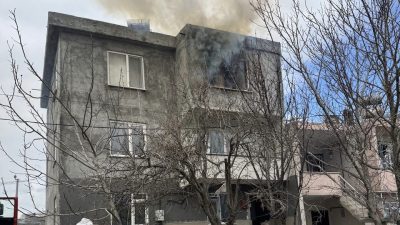 Balıkesir’in Bandırma ilçesinde, Yenimahalle 21107 Sokak’ta bir evde yangın çıktı.