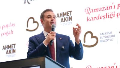 Balıkesir Büyükşehir Belediye Başkanı Ahmet Akın, iftar programında muhtarlarla bir