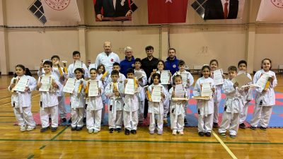 Manyas ve Gönenli karatecileri bünyesinde barındıran Manyas Belediyespor karate takımının