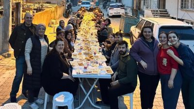 Balıkesir’in Bandırma ilçesinde 100. Yıl Mahallesi sakinleri, geleneksel iftar yemeği