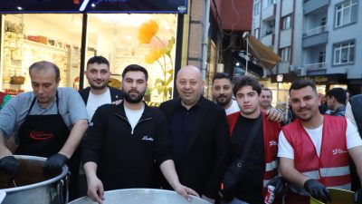 Gönen’de Ramazan ayının manevi atmosferi, düzenlenen iftar sofralarında vatandaşlarla birlikte