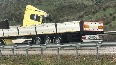 Gönen-Bandırma yolu Taştepe Mevkii’nde meydana gelen TIR kazası, bölgede kısa