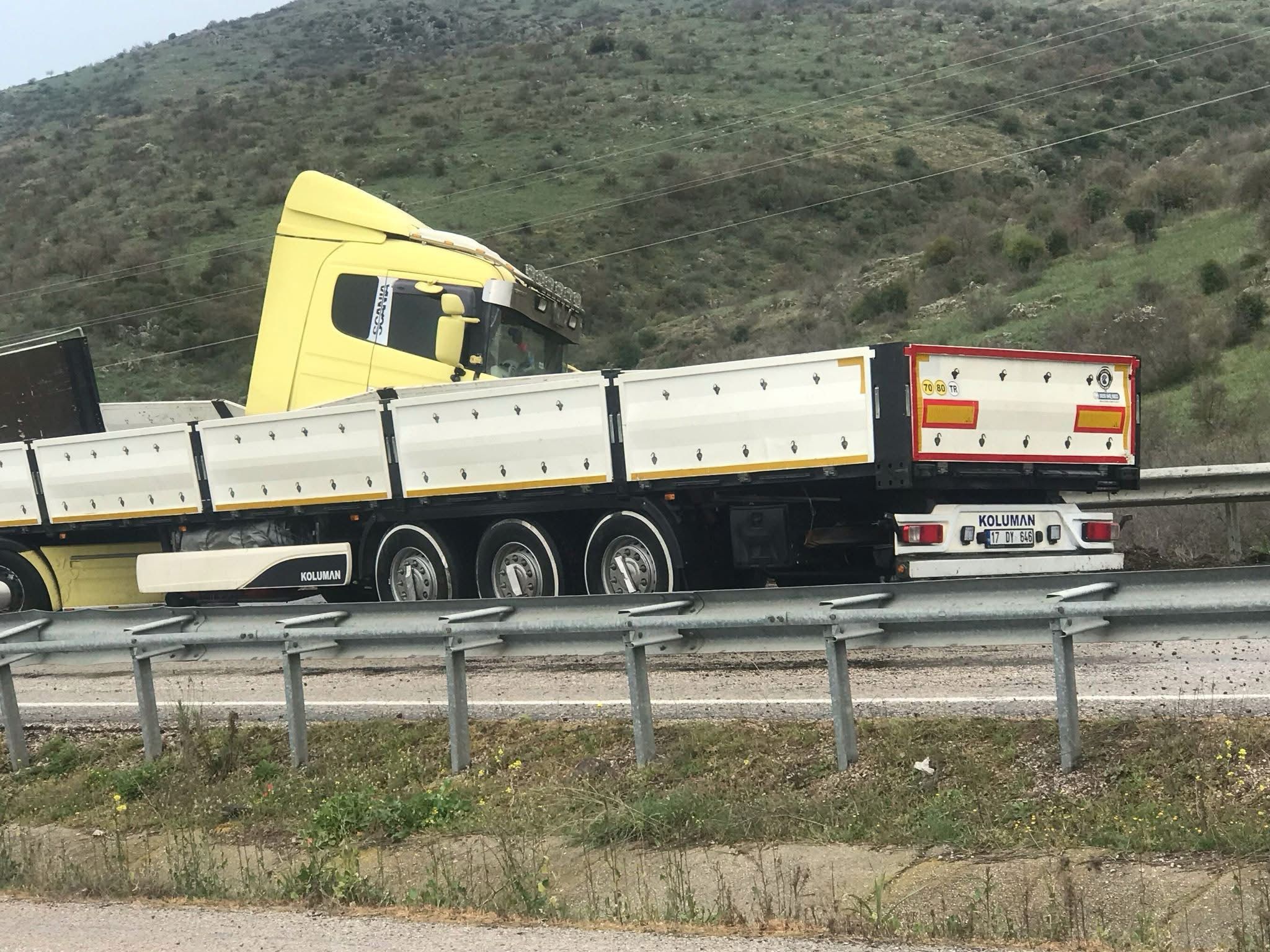 Gönen-Bandırma yolu Taştepe Mevkii’nde meydana gelen TIR kazası, bölgede kısa