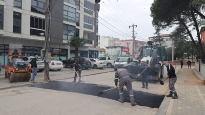 Gönen’de belediye ekipleri, asfaltlama ve yol tamirat çalışmalarını hız kesmeden