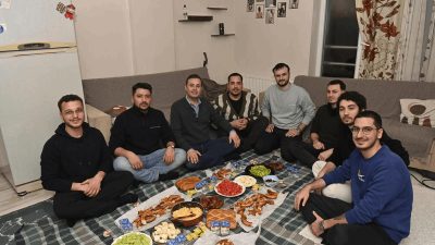 Balıkesir Büyükşehir Belediye Başkanı Ahmet Akın, öğrencilerle buluştuğu sahurda, öğrencilerin