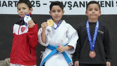 Kütahya’nın Tavşanlı ilçesinde düzenlenen Diamond Cup organizasyonuna katılan Manyaslı karateciler,