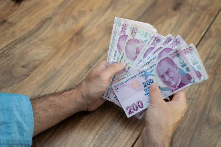 Emeklilerin gündemi ‘ara zam’ O tarihi işaret etti Milyonlarca emeklinin merakla beklediği bayram ikramiyeleri 3 bin TL'den 4