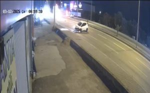 Balıkesir’in Edremit ilçesinde, kaldırıma çarparak savrulan otomobildeki 2 kişi yaralandı.