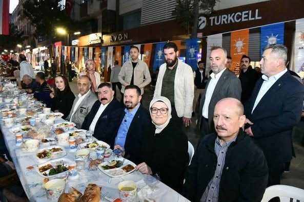 Balıkesir’de 9 bin kişilik iftar AK Parti Balıkesir İl Başkanlığı, Ramazan ayının manevi atmosferinde birlik