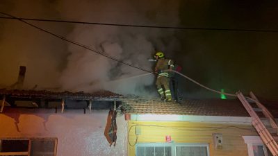 Balıkesir'in Gönen ilçesine bağlı Tırnova Mahallesi'nde gece saatlerinde çıkan yangın
