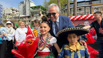  Bandırma'da 1. Uluslararası Balıkesir Çocuk Festivali kapsamında düzenlenen halk