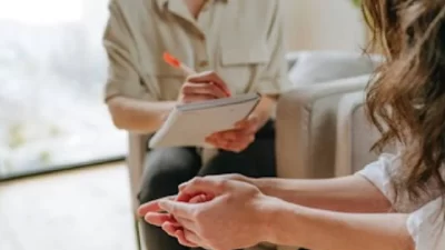 Psikologlar, yeni yayımlanan yönetmelikle lisans mezunlarının serbest çalışmasının engellenmesini eleştirerek,