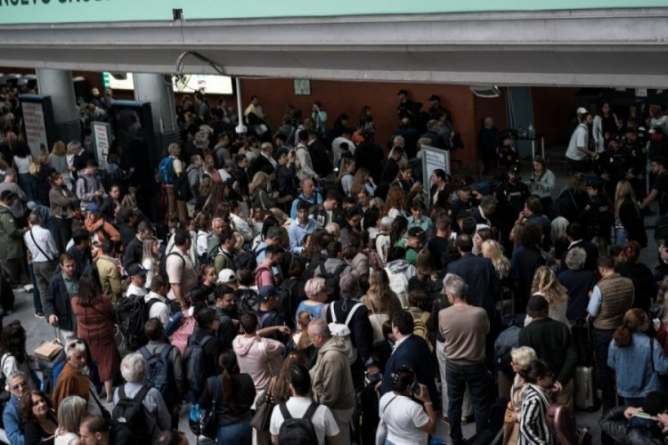 Birden fazla ülkeyi etkileyen kesinti, günlük yaşamı durma noktasına getirdi.