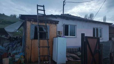 Balıkesir’in Gönen ilçesinde tek katlı ahşap bina çıkan yangında kullanılamaz