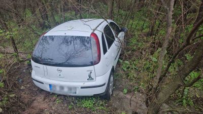 Balıkesir’in Bandırma ilçesinde direksiyon hâkimiyetini kaybeden araç önce tabelaya çarptı