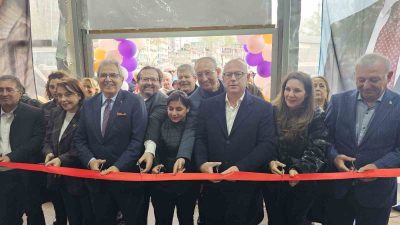 Bandırma Belediyesi 3. Kadın El Emeği Festivali’nin açılışını Cumhuriyet Meydanı’nda