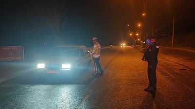 Balıkesir’de polis ekipleri il genelinde kapsamlı huzur denetimi gerçekleştirdi. Denetimlerde