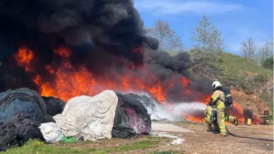 Balıkesir’in Erdek ilçesinde balıkçı ağlarının bulunduğu bölgede çıkan yangın, büyük