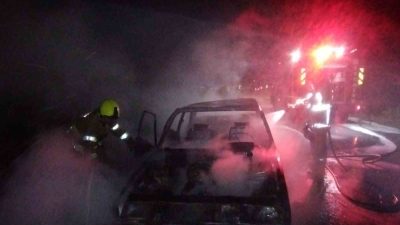 Balıkesir’in Susurluk ilçesinde park halindeki araçta çıkan yangın, itfaiye ekipleri