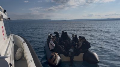 Balıkesir’in Ayvalık ilçesi açıklarında Sahil Güvenlik ekipleri, lastik botta 20