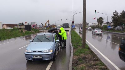 Balıkesir’in Bandırma ilçesinde, yağışlı hava nedeniyle kayganlaşan yolda meydana gelen