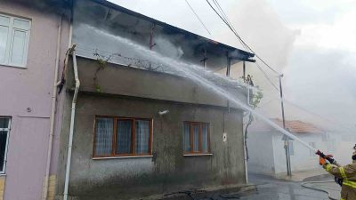 Balıkesir’in Burhaniye ilçesinde iki katlı bir binanın üst katında çıkan