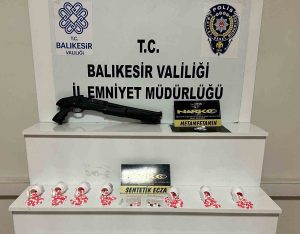 Balıkesir’de narkotik polisinin düzenlediği operasyonda 883 adet sentetik ecza hapı,