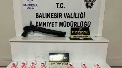 Balıkesir’de narkotik polisinin düzenlediği operasyonda 883 adet sentetik ecza hapı,