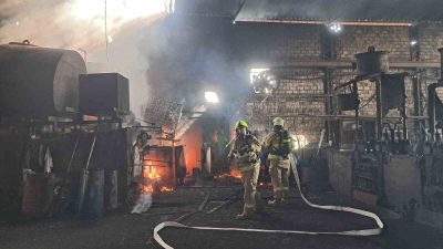 Balıkesir’in Altıeylül ilçesinde bulunan demir üretim atölyesinde çıkan yangın itfaiye