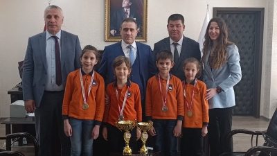 Burhaniye ilçesinde, Kaymakam İlyas Memiş, tenis şampiyonasında dereceye giren öğrencileri