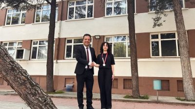 Balıkesir Lisesi öğrencisi Betül Sarfın, taekwondo branşında gösterdiği üstün performansla