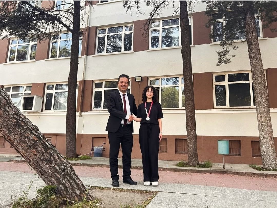 Balıkesir Lisesi öğrencisi Betül Sarfın, taekwondo branşında gösterdiği üstün performansla