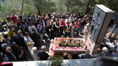 Balıkesir’in Edremit ilçesine bağlı Tahtakuşlar Mahallesi Mezarlığı’nda düzenlenen programla Türk