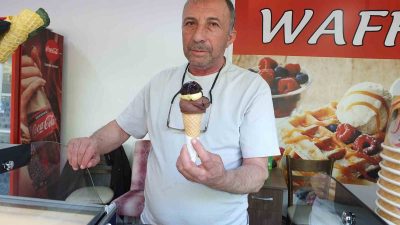 Burhaniye’de Ören esnaflarından Adem Teslim, geçtiğimiz yıl başlattığı Askıda dondurma