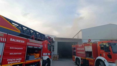 Balıkesir’in Burhaniye ilçesinde bir marangoz atölyesinde çıkan yangın, itfaiye ekiplerinin