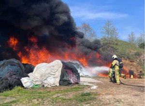 Balıkesir’in Erdek ilçesinde balıkçı ağlarının bulunduğu bölgede çıkan yangın, büyük