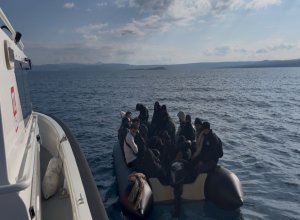 Balıkesir’in Ayvalık ilçesi açıklarında Sahil Güvenlik ekipleri, lastik botta 20