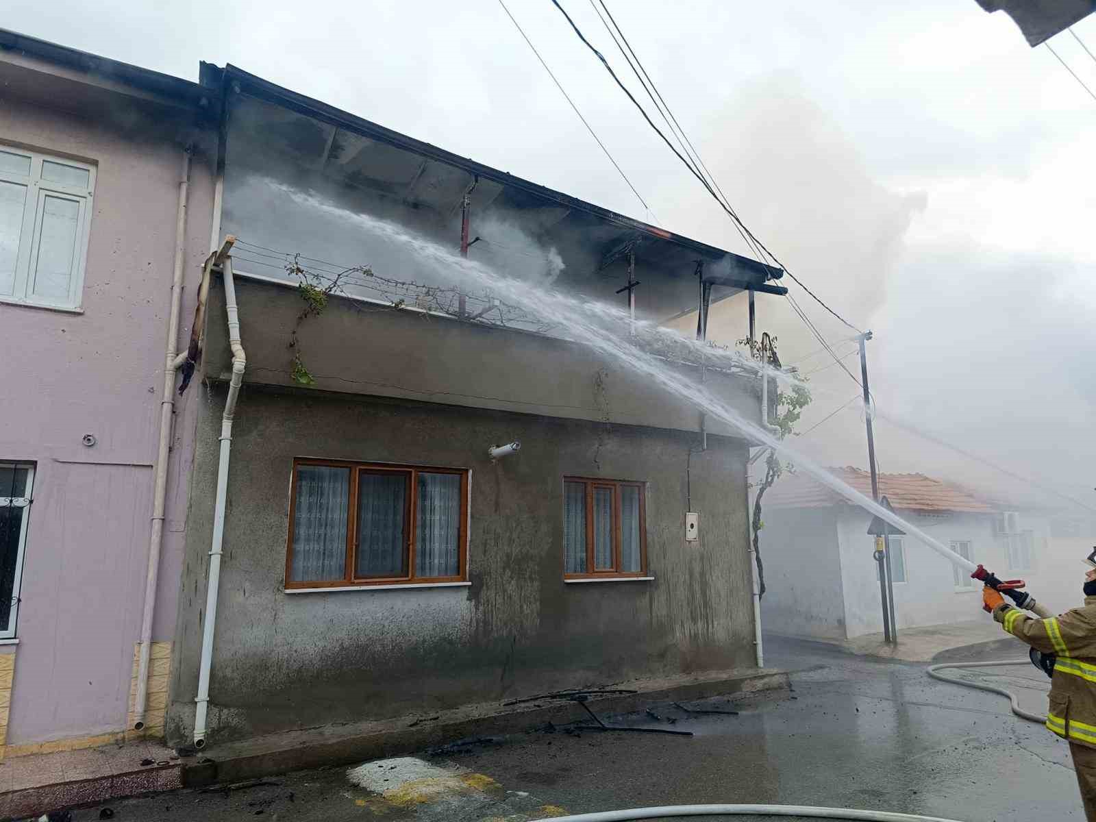 Balıkesir’in Burhaniye ilçesinde iki katlı bir binanın üst katında çıkan