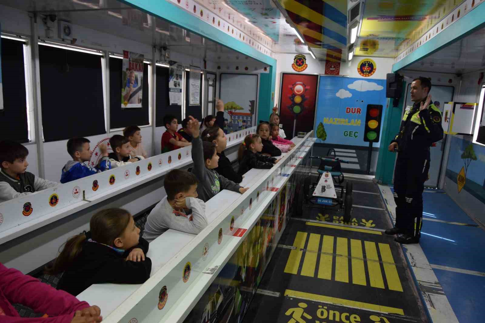 Balıkesir İl Jandarma Komutanlığı Trafik ekipleri tarafından çocuklara trafik bilinci