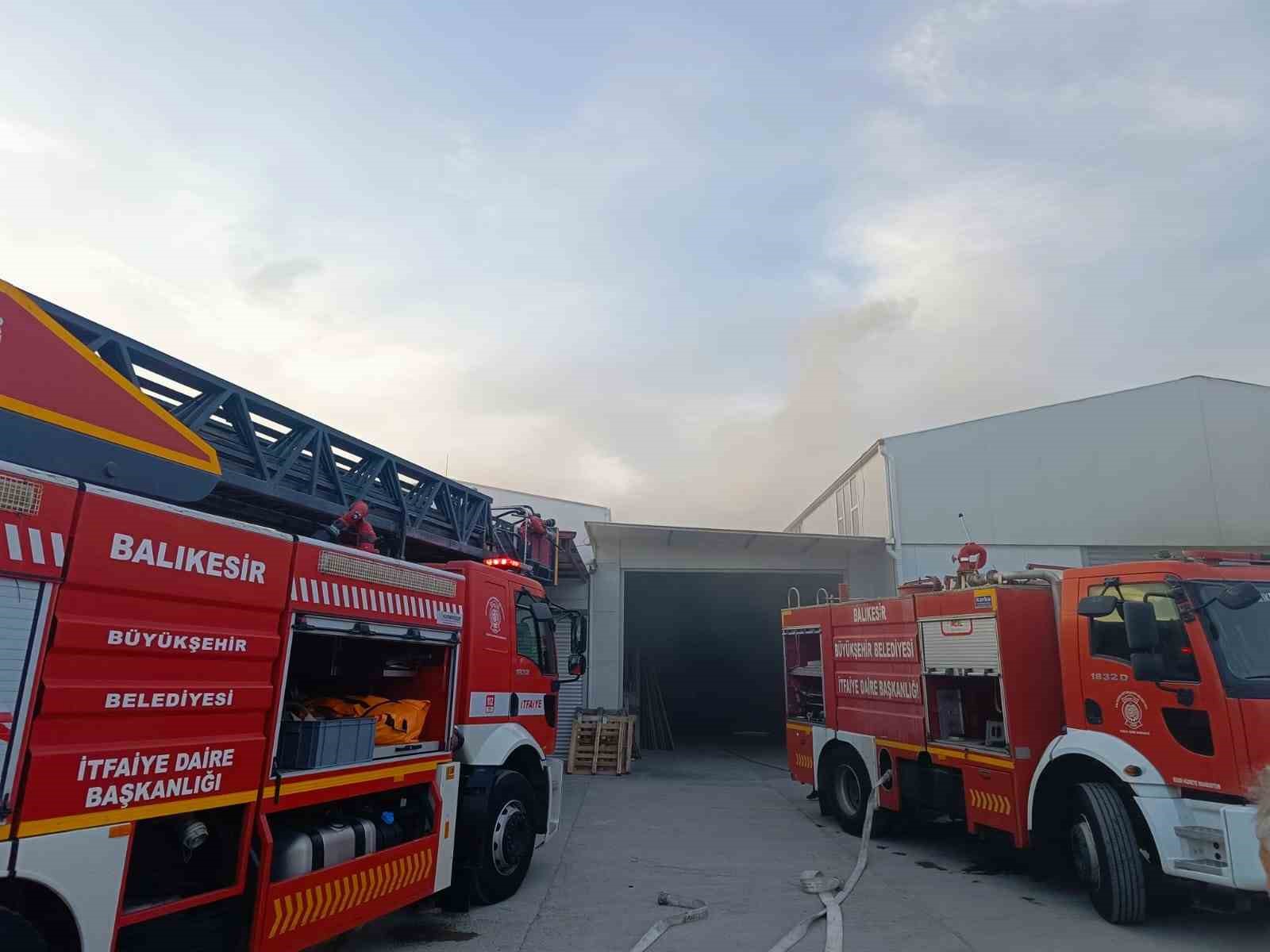 Balıkesir’in Burhaniye ilçesinde bir marangoz atölyesinde çıkan yangın, itfaiye ekiplerinin