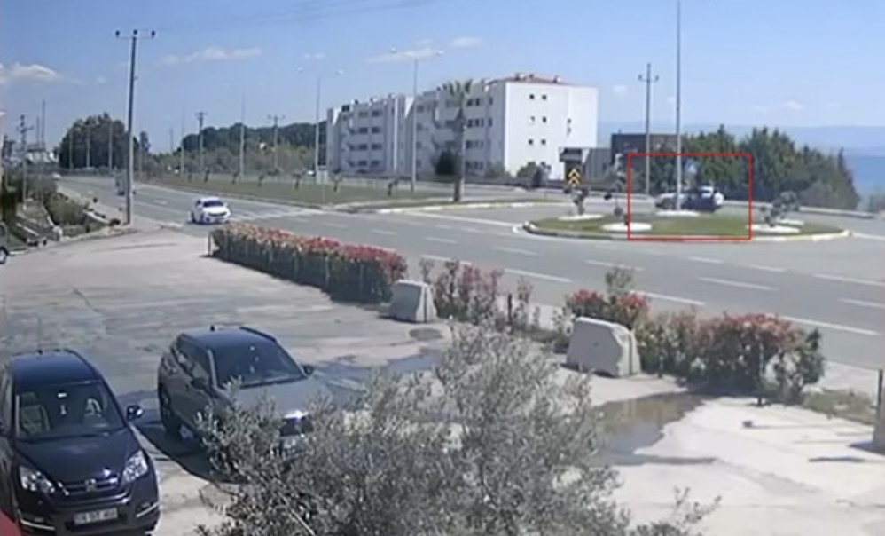 Balıkesir’in Edremit ilçesinde otomobille çarpışan motosiklet sürücüsü yaralandı. Kaza anı