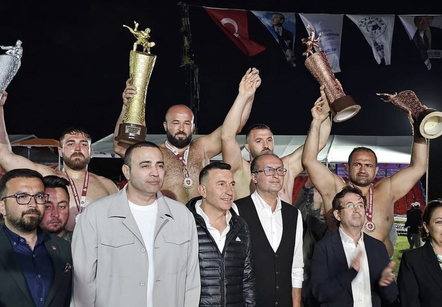 Antalya’nın Gazipaşa ilçesinde düzenlenen Yağlı Güreşler’e katılan Balıkesir Büyükşehir Belediyespor