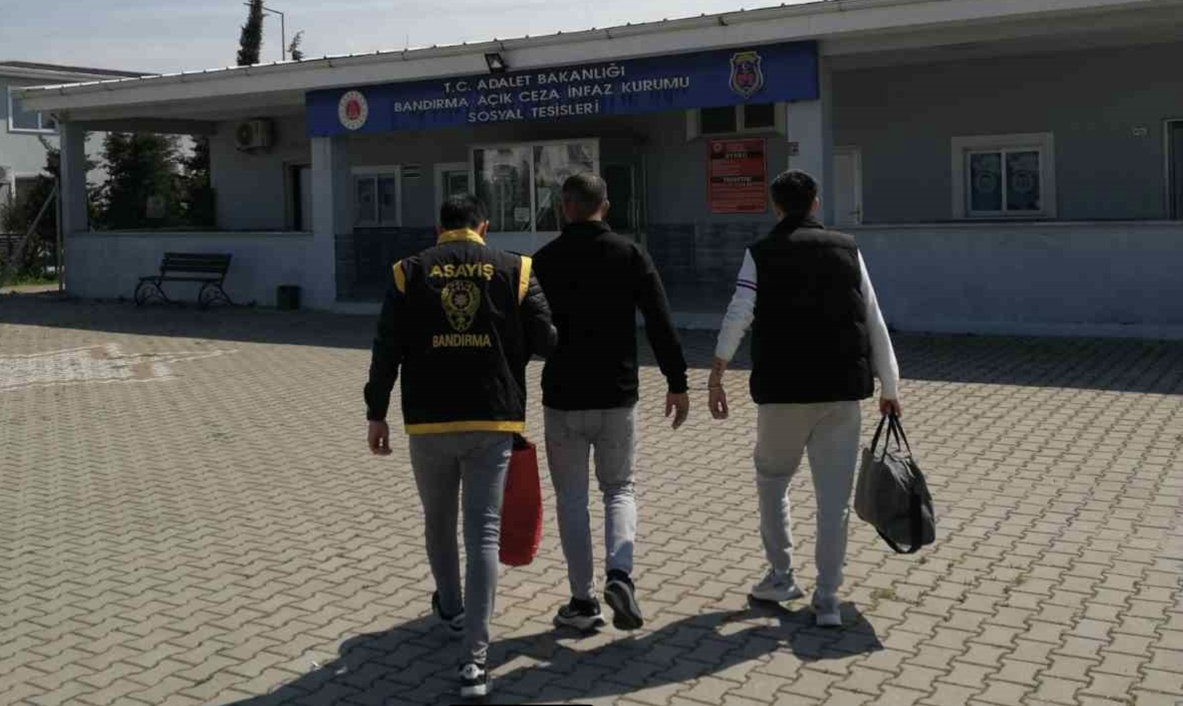 Balıkesir’de polis ekipleri tarafından aranan şahısların yakalanmasına yönelik yapılan operasyonlarda