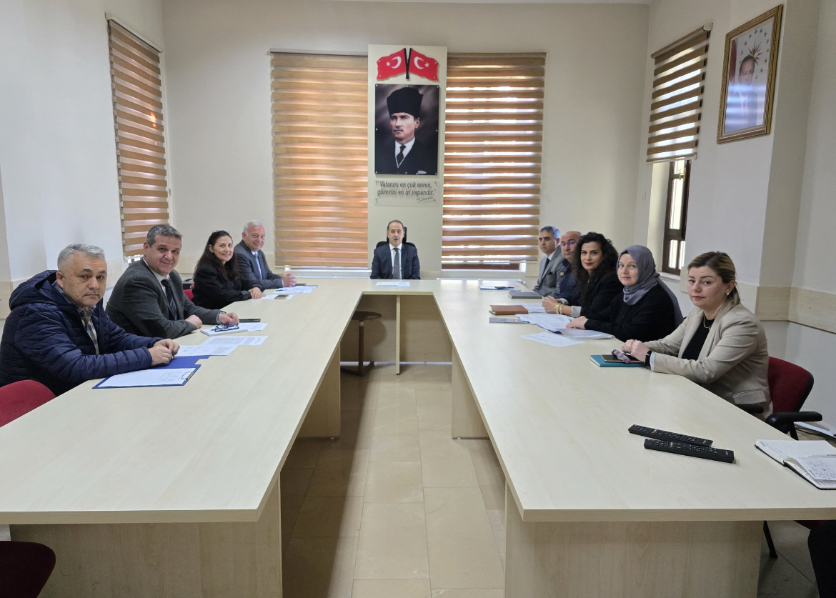 Kaymakam Engin Aksakal, komisyon üyeleriyle bir araya geldi.