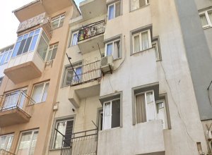 Balıkesir’in Bandırma ilçesinde bir kişi, dengesini kaybederek 4. kattan beton