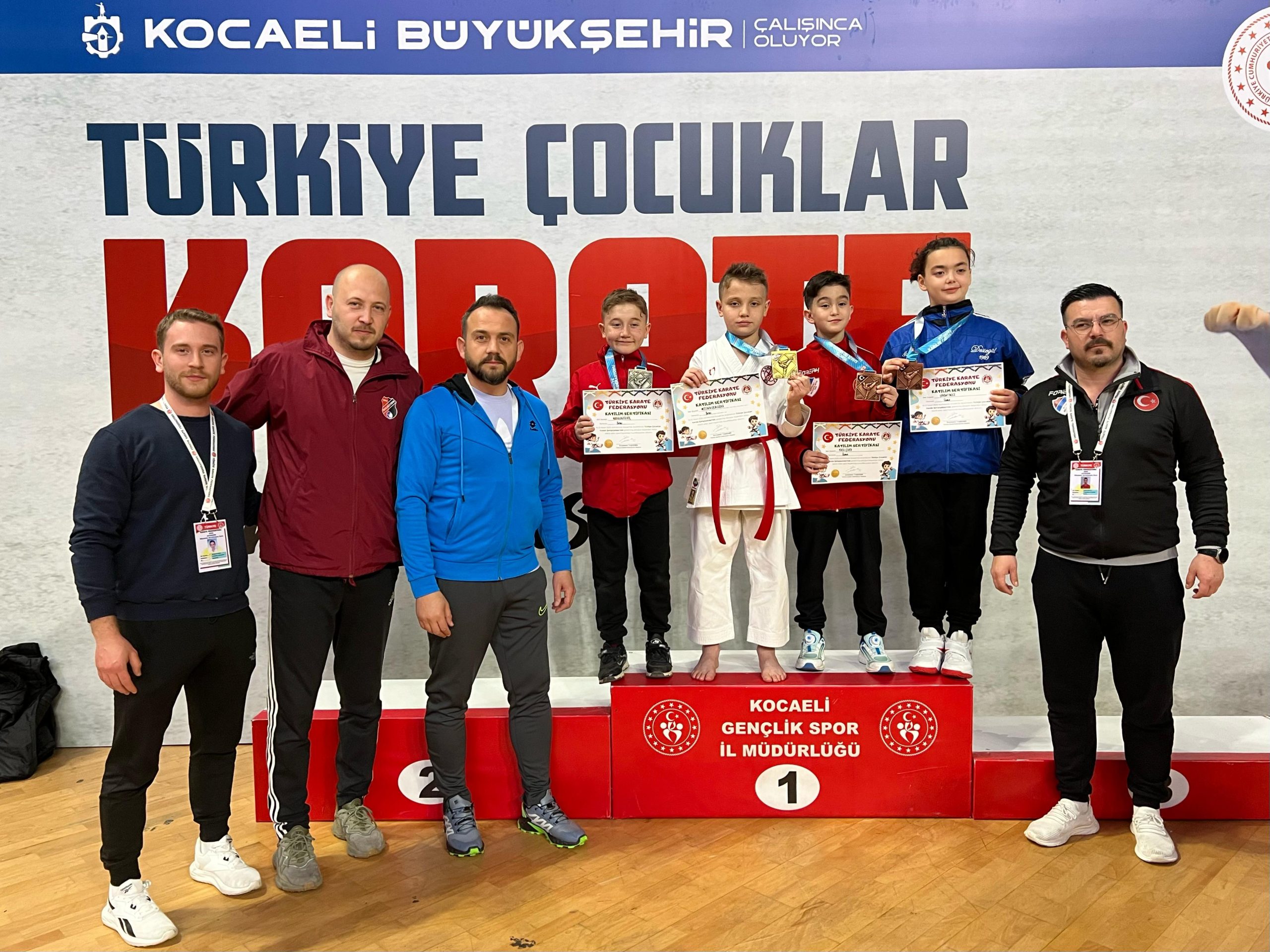 Kocaeli’de düzenlenen Türkiye Çocuklar Karate Şampiyonası’nda 11 yaşındaki Balıkesirli sporcu