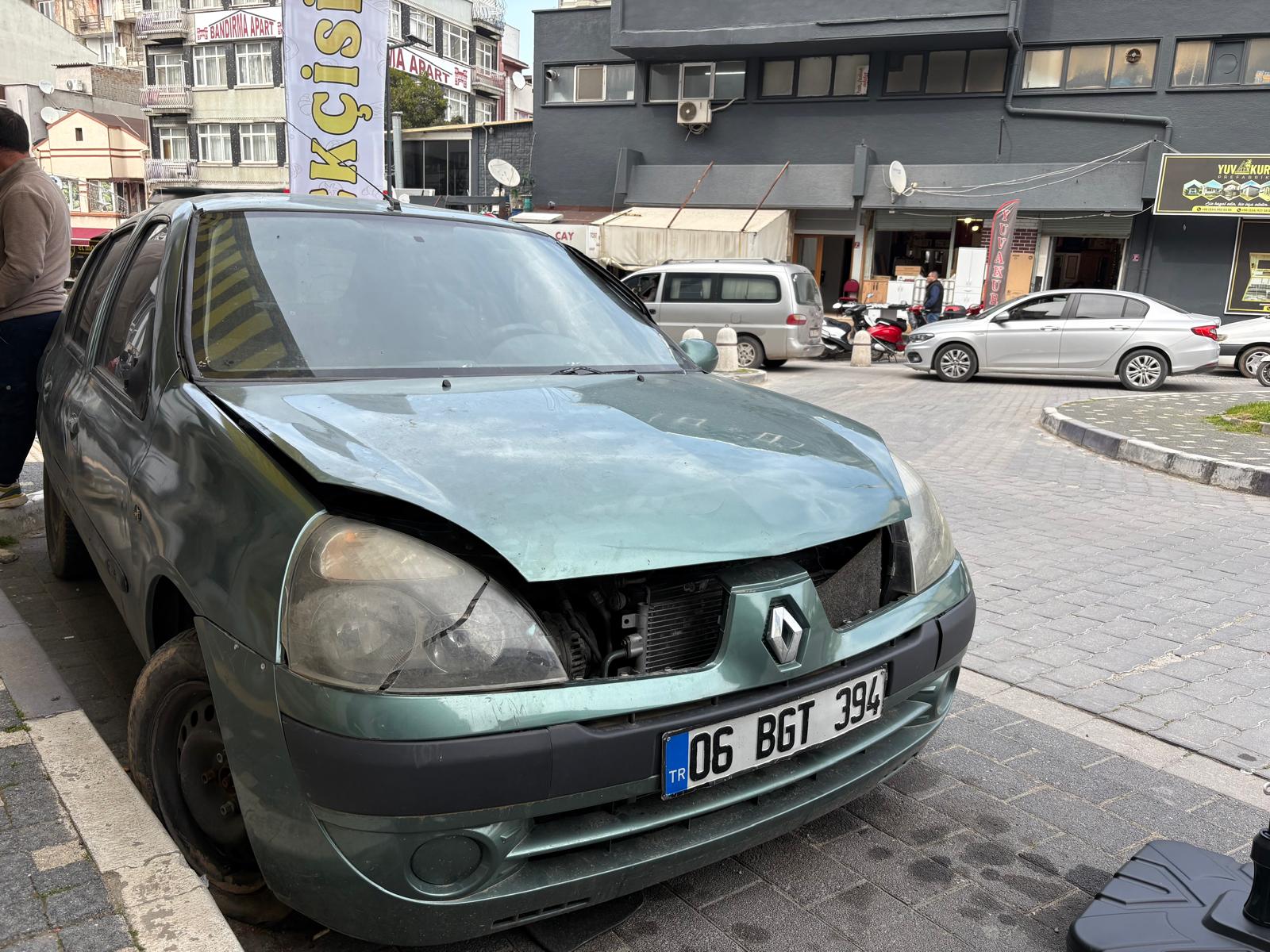 Bandırma’da 1 haftadır aynı yerde park halinde duran hasarlı araç,