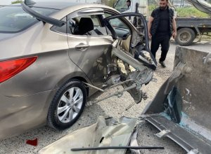 Balıkesir’in Ayvalık ilçesinde iş makinesi ile otomobilin çarpıştığı kazada hamile