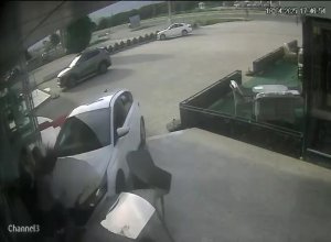 Yaşanan kazada otomobil önce motosiklete ardından mağaza önünde oturan 3